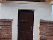 Vchodové dveře do domu v Černém Dole